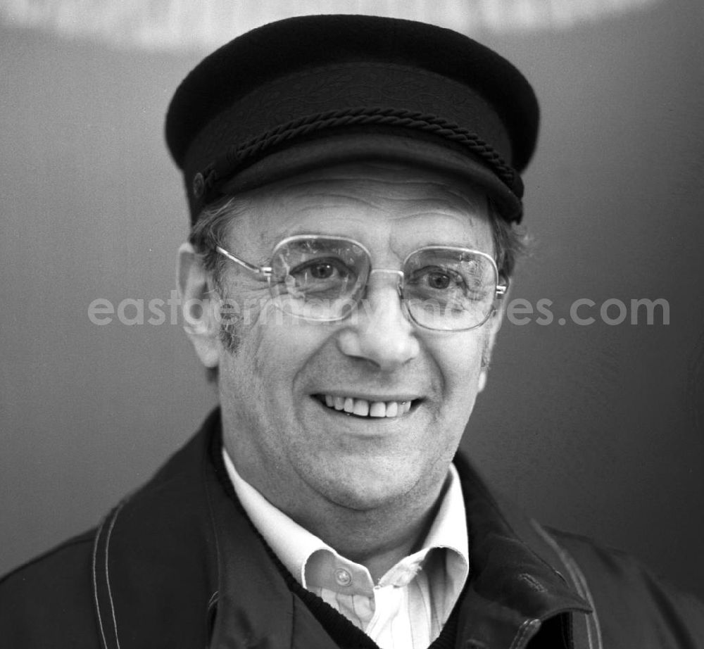 GDR photo archive: Berlin - Der Schriftsteller Martin Selber auf dem Schriftstellerbasar in Berlin.