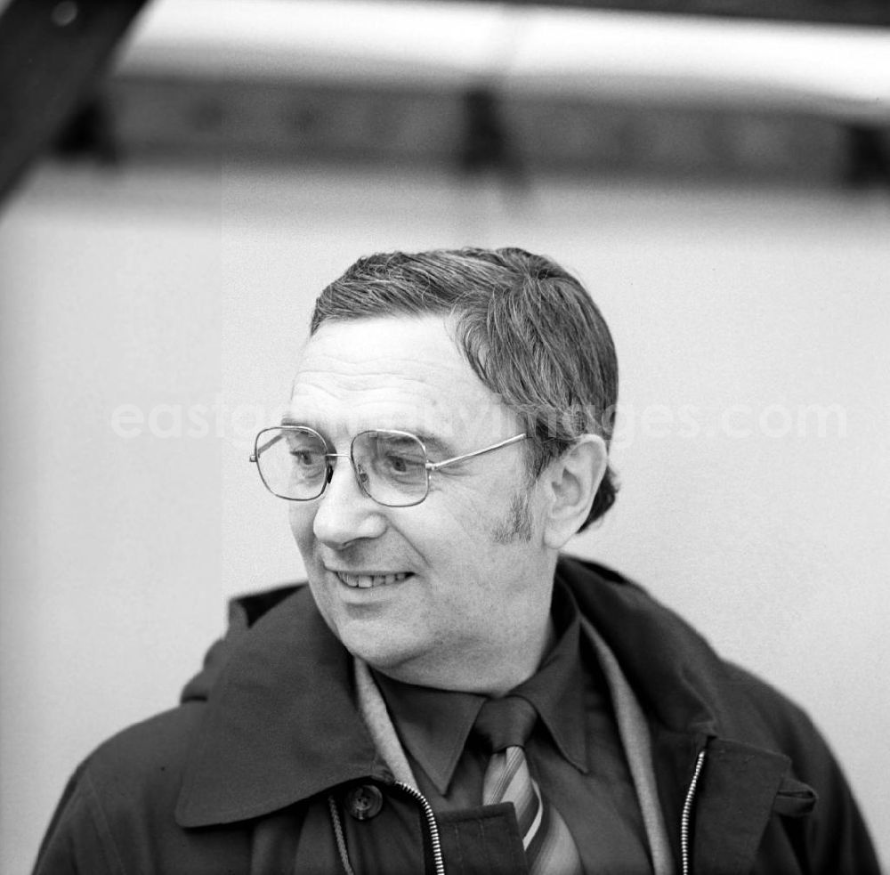 GDR image archive: Berlin - Der Schriftsteller Martin Selber auf dem Schriftstellerbasar in Berlin.