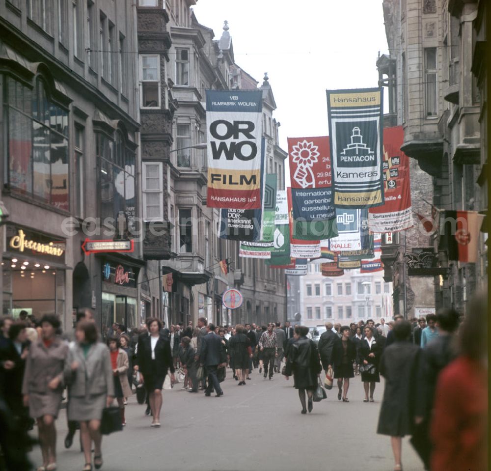 GDR picture archive: Leipzig - In Leipzig wird in einer Fußgängerzone für die Ausstellungen der Herbstmesse geworben.