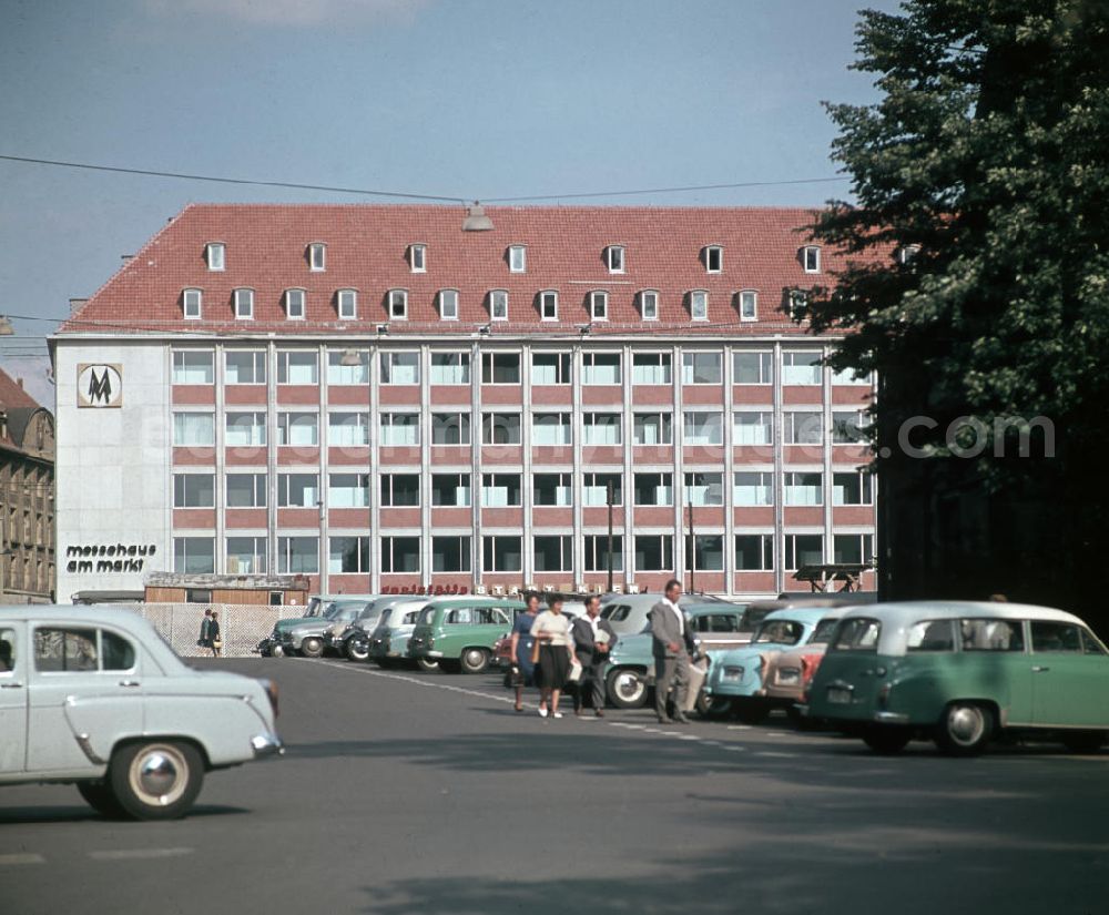 GDR picture archive: Leipzig - Straßenszene vor dem Messehaus am Markt in Leipzig.