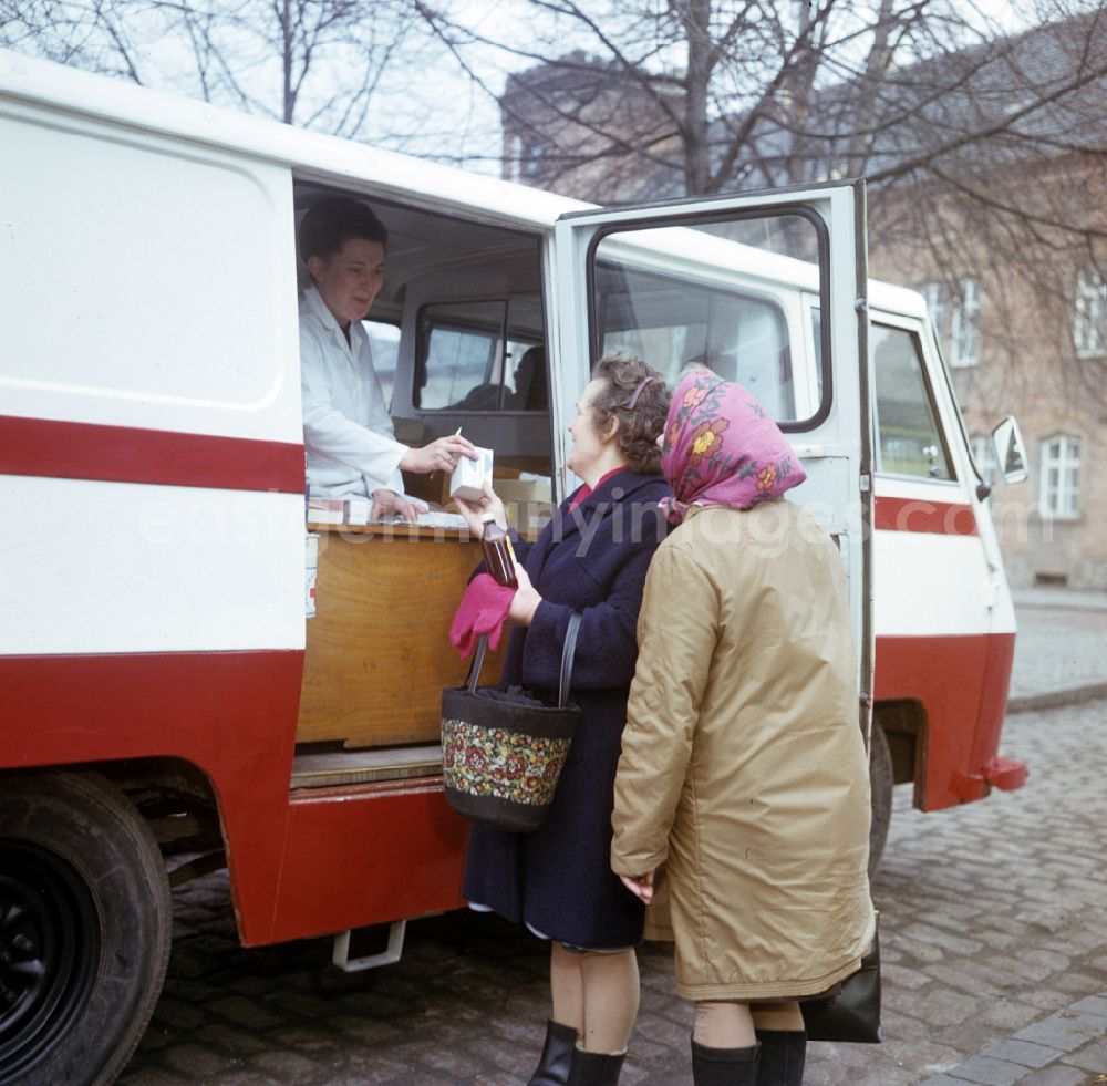 GDR image archive: Gera - Dispensing and ordering medication at a mobile pharmacy, photographed in the 196