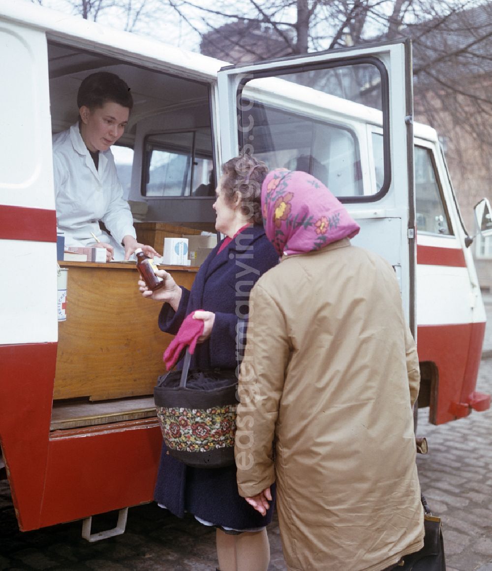 GDR picture archive: Gera - Dispensing and ordering medication at a mobile pharmacy, photographed in the 196