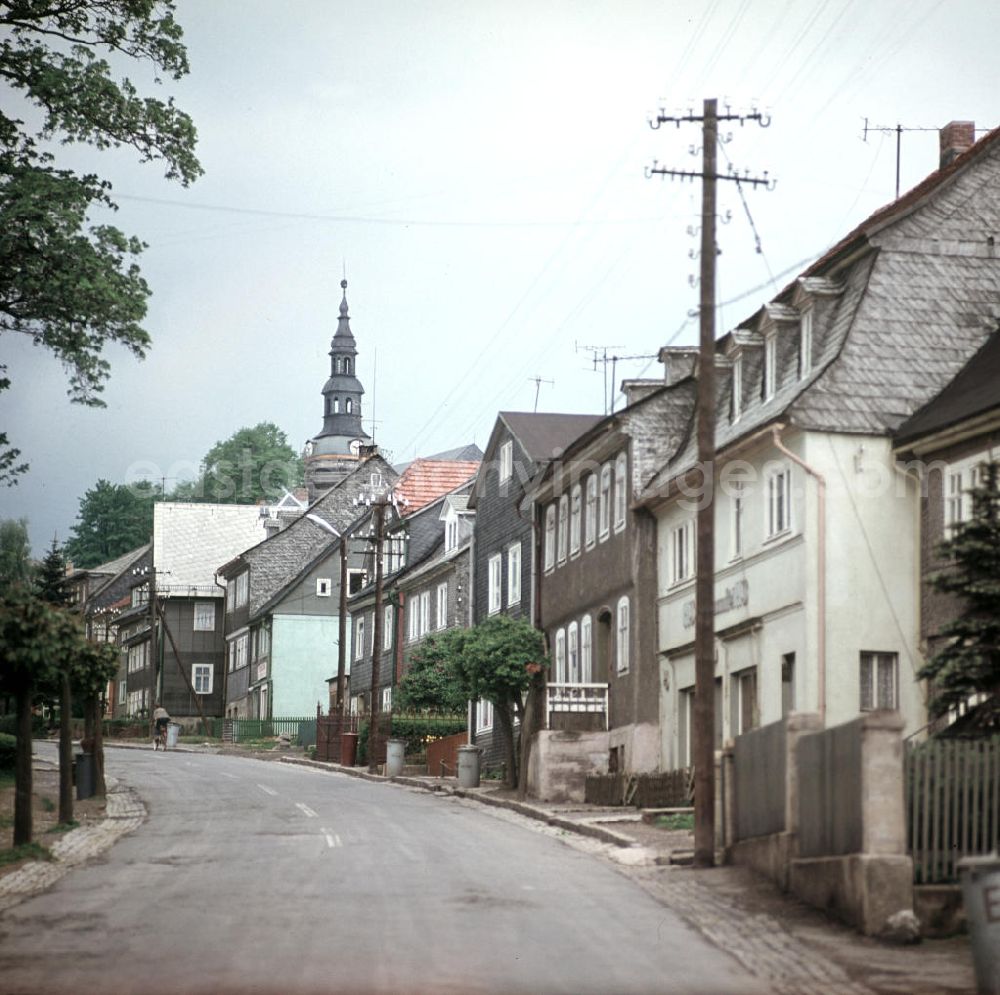 GDR picture archive: Oberweißbach - Ein Straßenzug in Oberweißbach im Thüringer Wald. Im Hintergrund ist der Turm der Hoffnungskirche zu sehen, die über die größte Kanzel Europas verfügt.