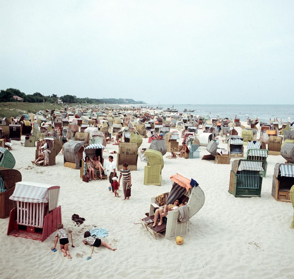 GDR photo archive: Ahlbeck - Urlauber genießen ihren Sommerurlaub in den Strandkörben an der Ostsee in Ahlbeck.