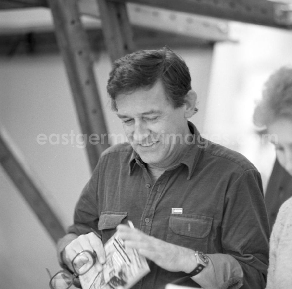 GDR photo archive: Berlin - Der Schriftsteller Rainer Kerndl auf dem Schriftstellerbasar in Berlin.