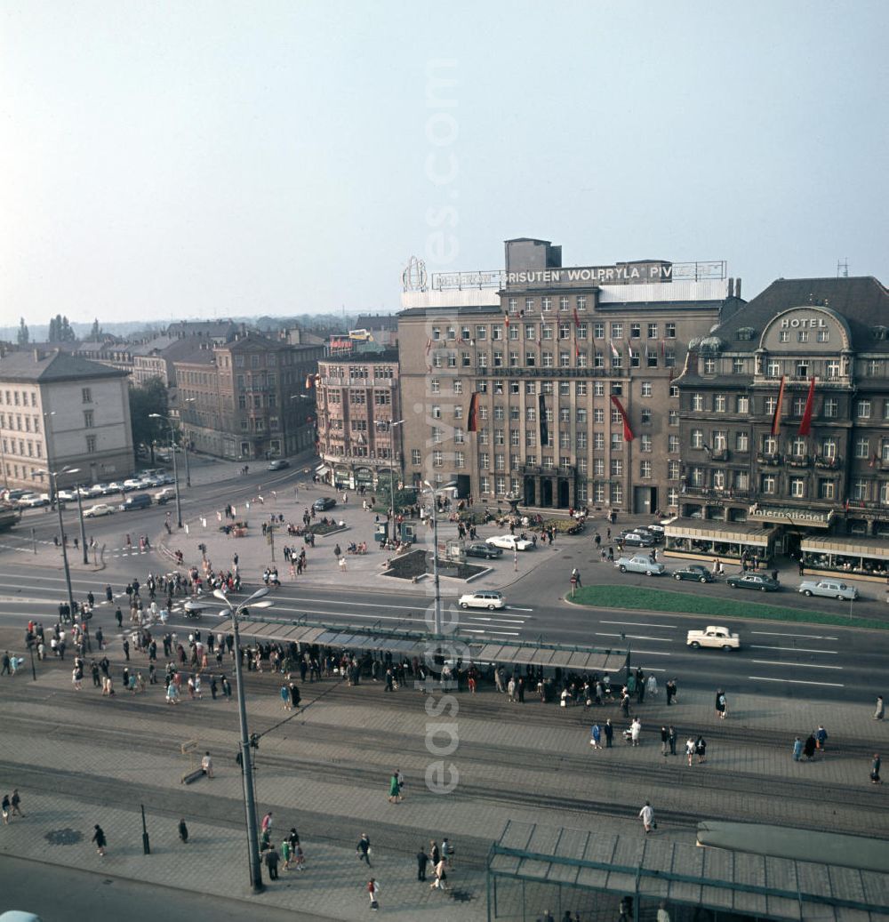 GDR picture archive: Leipzig - Straßenszene am Tröndlinring in Leipzig mit dem Ring-Messehaus und dem Hotel International. Am Messehaus wirbt für Dederon, Grisuten, Wolpryla und Piviacid geworben.