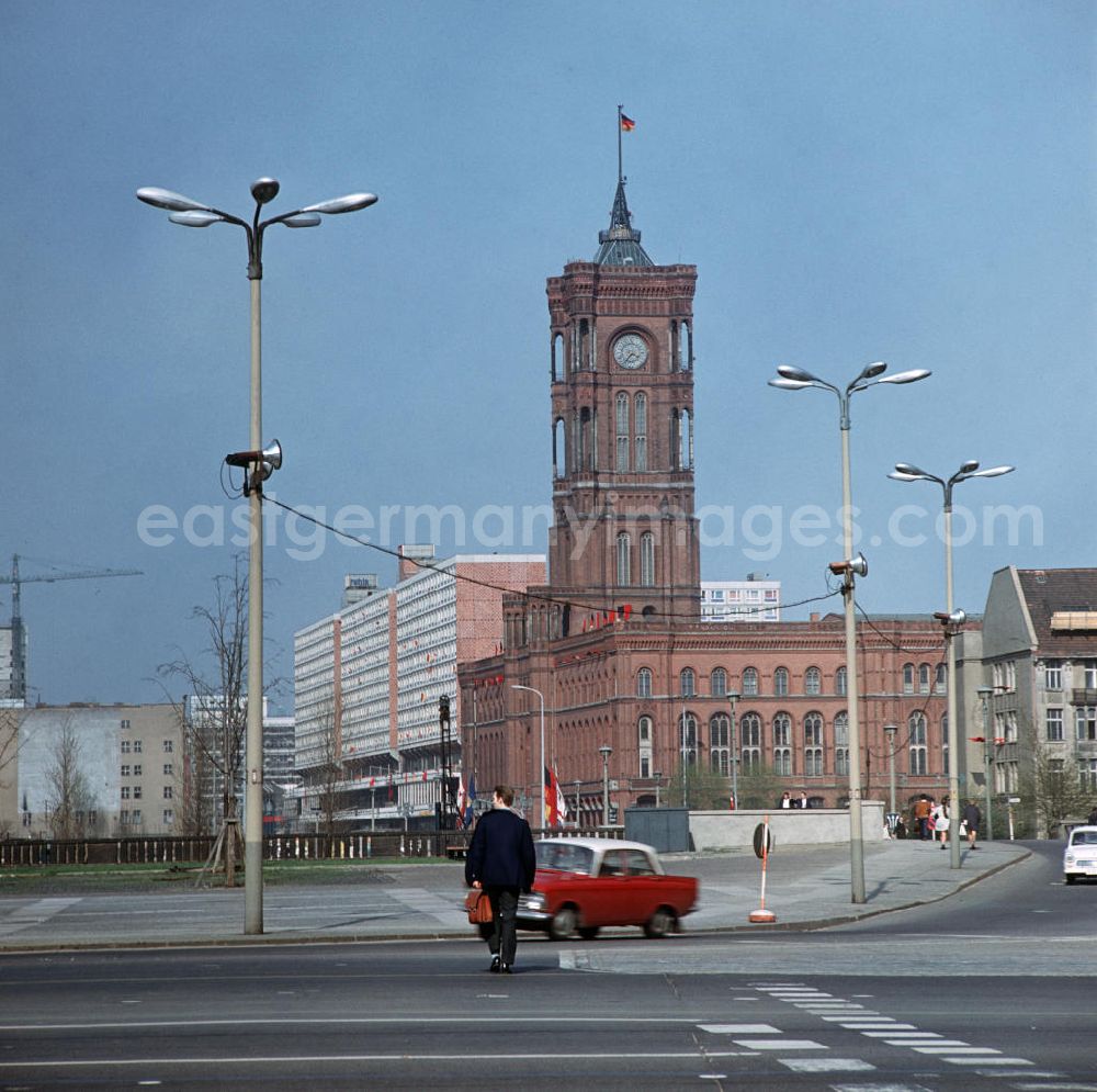 GDR photo archive: Berlin - Blick auf das Rote Rathaus mit den Rathauspassagen in Berlin.