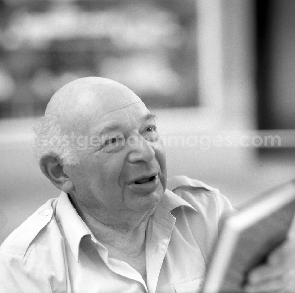 GDR image archive: Rostock - Der deutsch-jüdische Schriftsteller Rudolf Hirsch auf dem Schriftstellerbasar in Rostock.