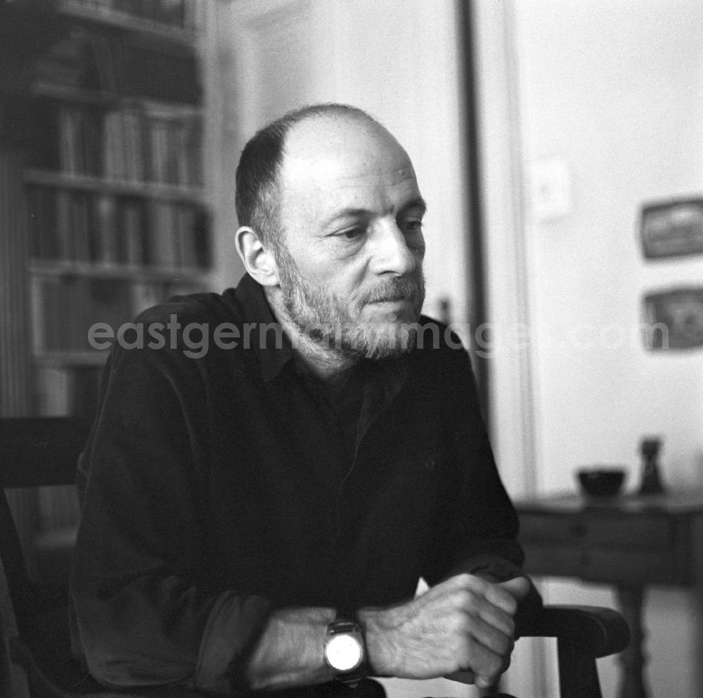 GDR photo archive: Berlin - Der Schriftsteller Rudolf Kiefert in seiner Wohnung in Berlin.