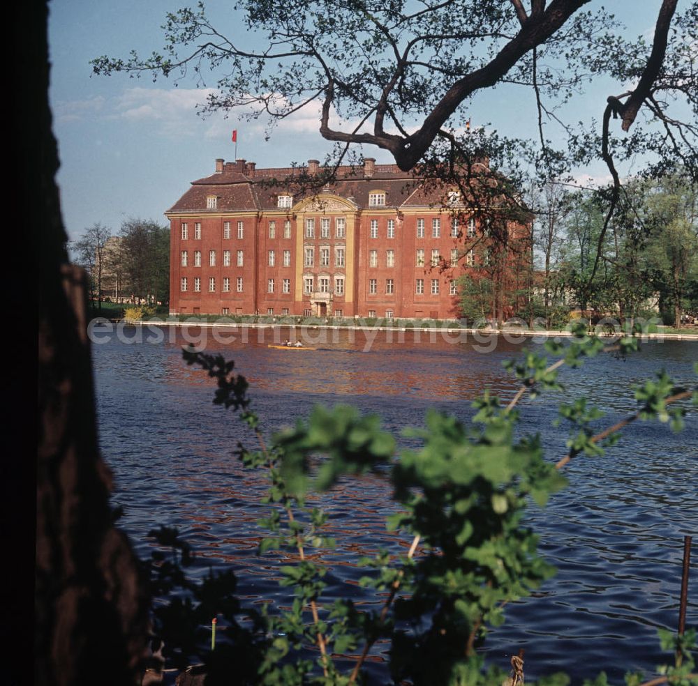 GDR image archive: Berlin - Blick auf das Schloss Köpenick am Ufer der Spree in Berlin. Das einzige original erhaltene Barockschloss in Berlin und Brandenburg war zu DDR-Zeiten wie viele andere historische Gebäude stark vernachlässigt worden. Da es seit 1963 aber das Kunstgewerbemuseum beinhaltete, erfolgten hier zumindest die notwendigsten Reparaturarbeiten.