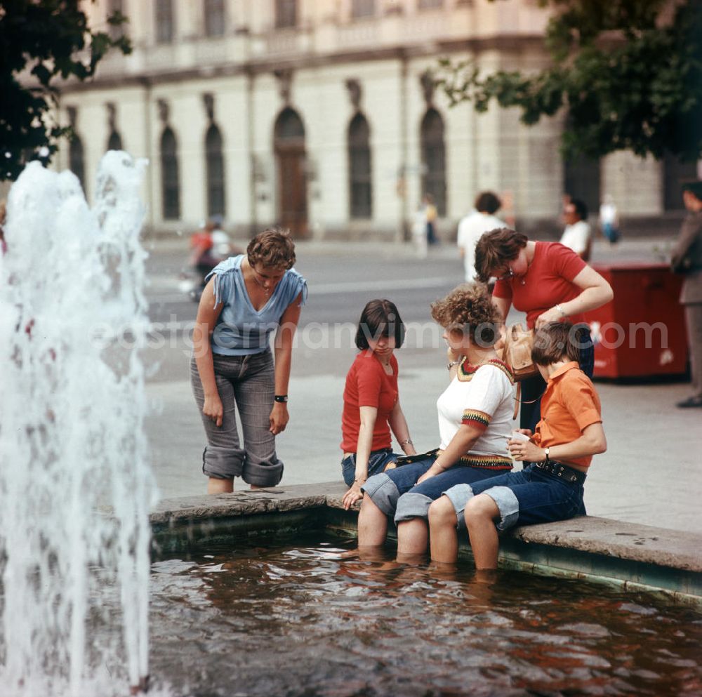 Berlin: Erfrischung für die heißgelaufenen Füße der Touristen bieten die Wasserspiele an dem Berliner Prachboulevard Unter den Linden.