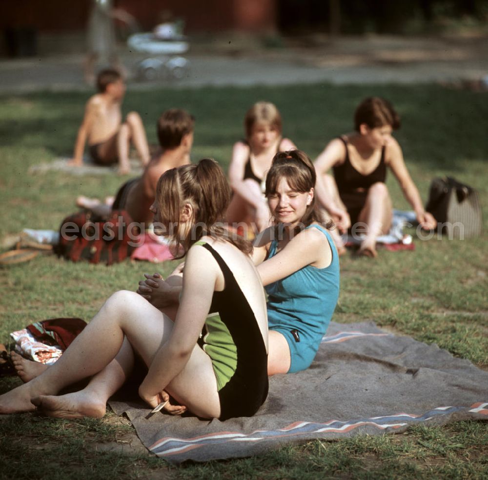 GDR photo archive: Leipzig - Sonnenbaden am Auensee in Leipzig.