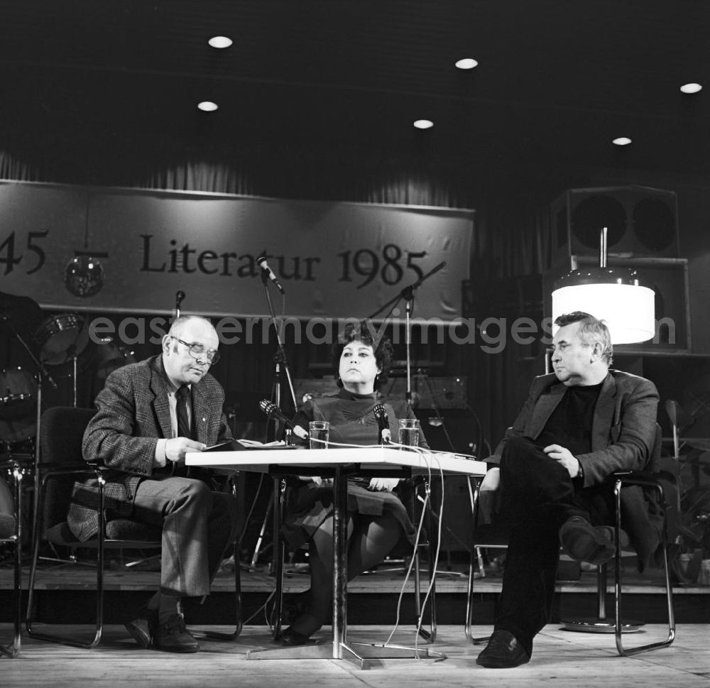 GDR image archive: Berlin - Die Schriftsteller Günter Görlich (l), Gisela Steineckert und Eberhard Panitz auf dem Literaturball in Berlin.