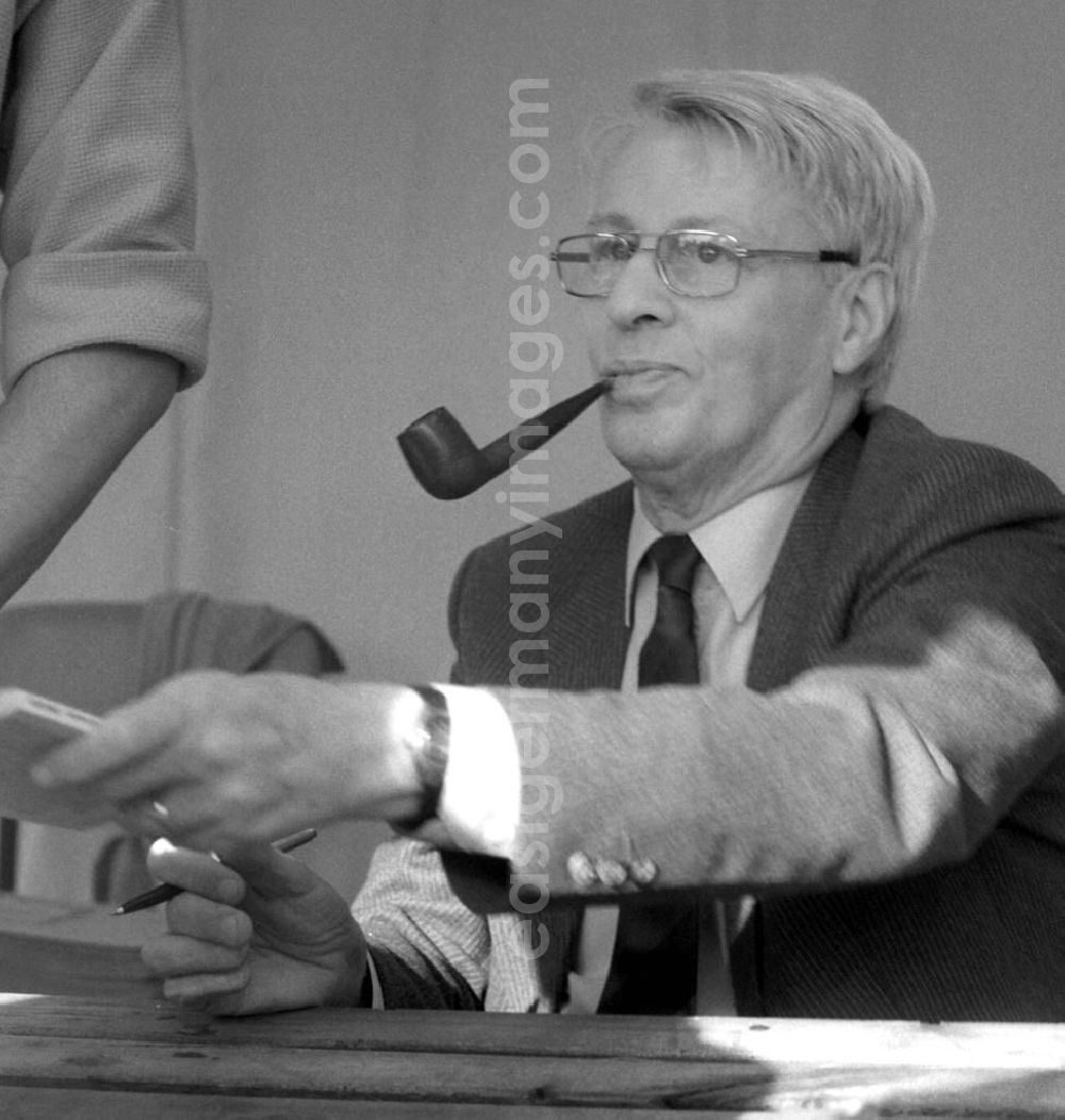 GDR photo archive: Berlin - Der Schriftsteller Stephan Hermlin auf dem Schriftstellerbasar in Berlin.