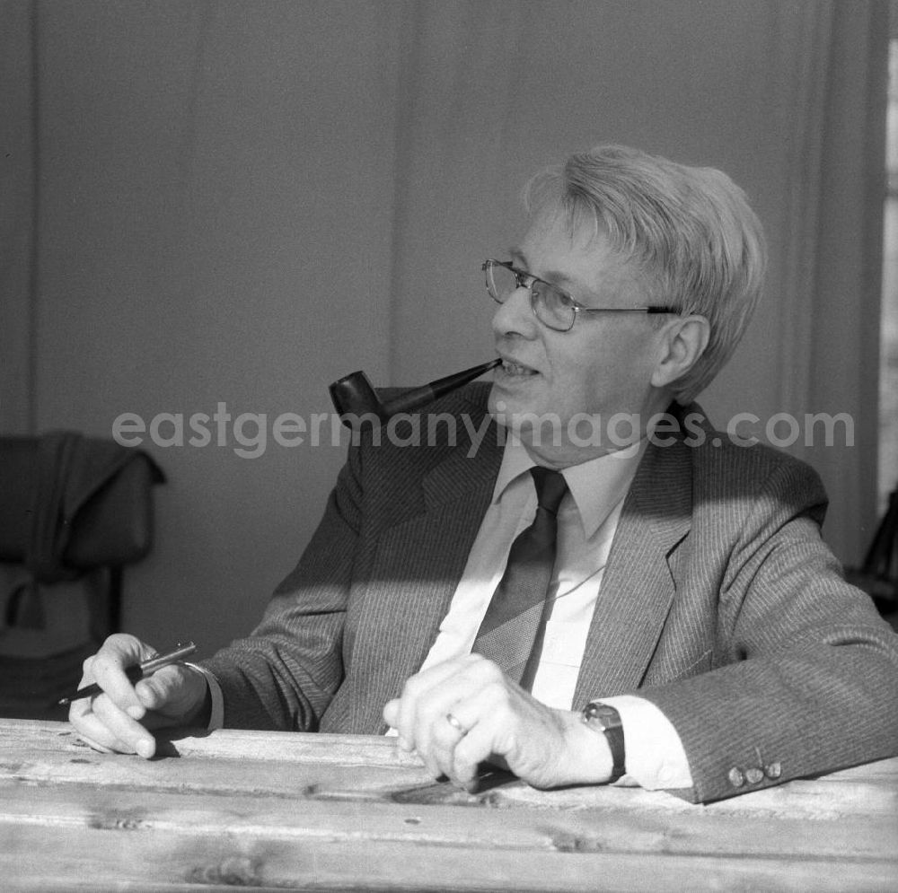 GDR picture archive: Berlin - Der Schriftsteller Stephan Hermlin auf dem Schriftstellerbasar in Berlin.