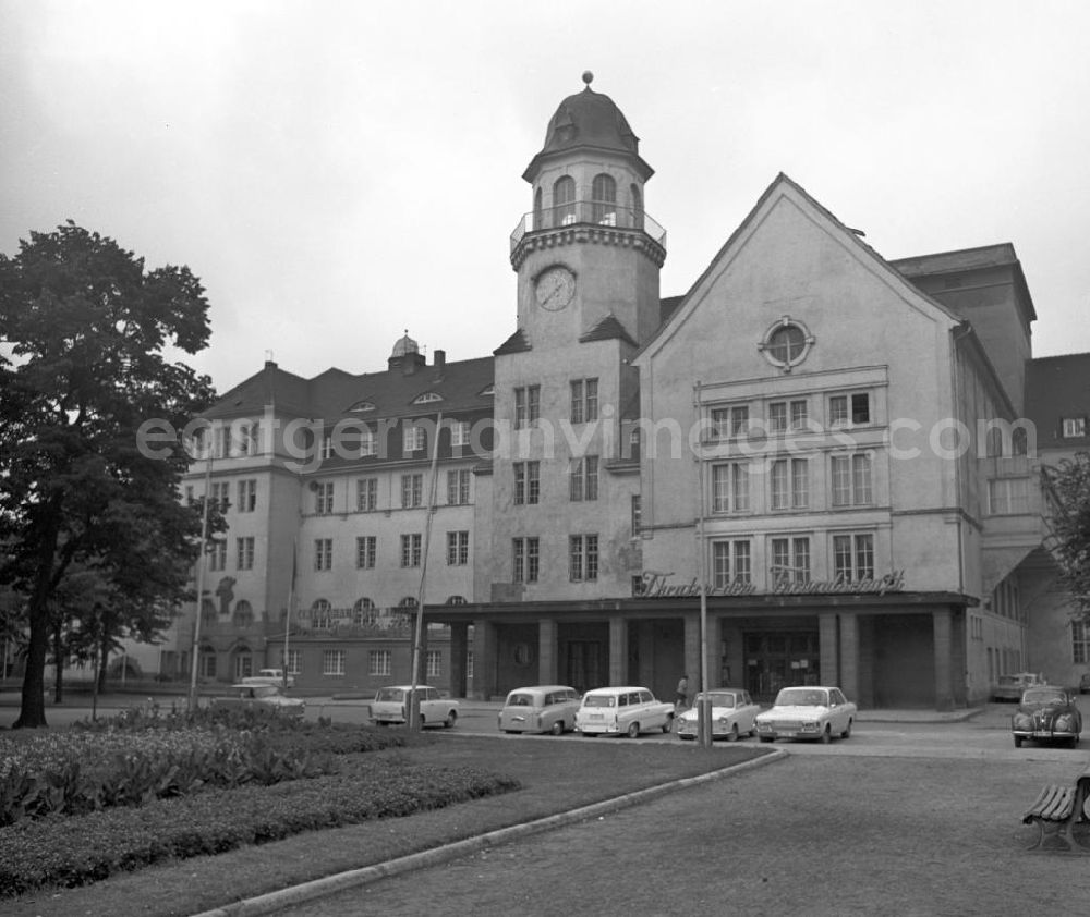 Berlin: Blick auf das Theater der Freundschaft (heute Theater an der Parkaue)in Berlin.