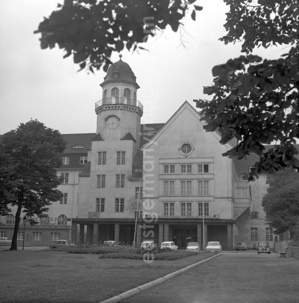 GDR picture archive: Berlin - Blick auf das Theater der Freundschaft (heute Theater an der Parkaue)in Berlin.