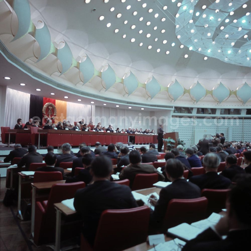 GDR photo archive: Berlin - Die Abgeordneten der Volkskammer hören einem Redebeitrag in einer Sitzung in der Kongresshalle am Alexanderplatz zu. An diesem Tag legte der Staatsratsvorsitzende der DDR, Walter Ulbricht, den Entwurf einer neuen Sozialistischen Verfassung der DDR vor.