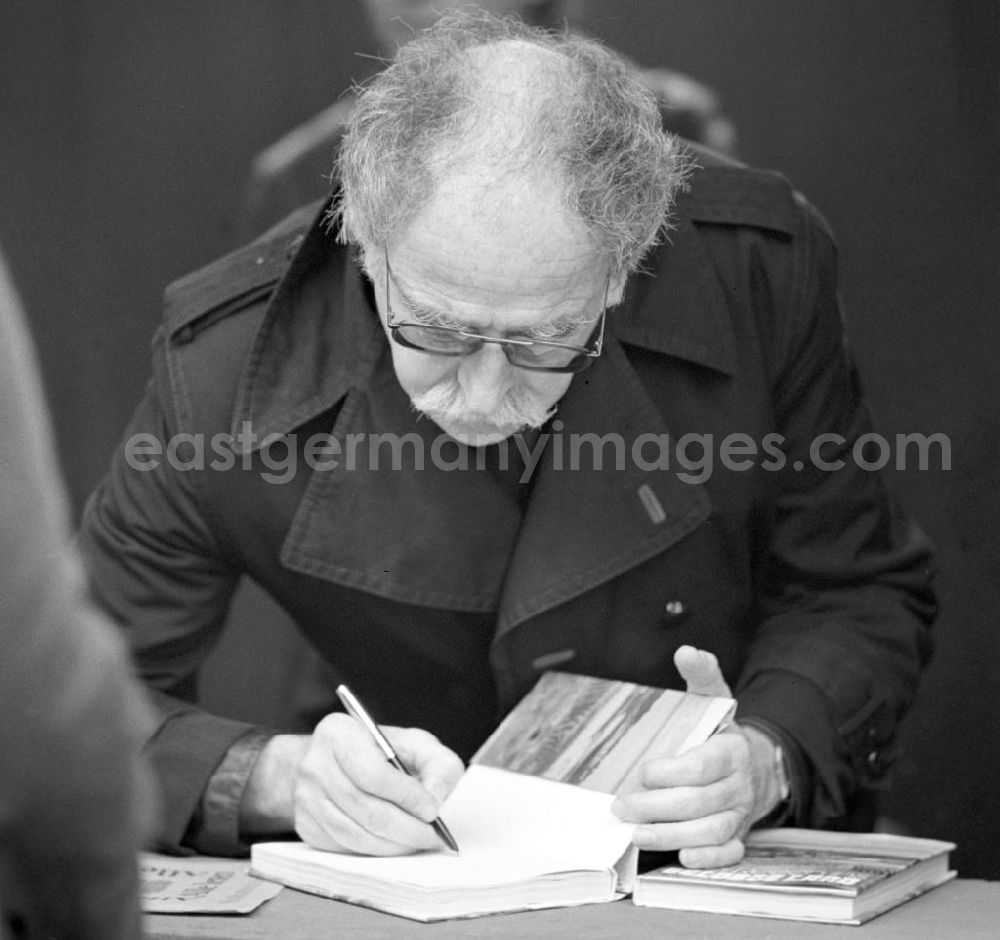 GDR photo archive: Berlin - Der deutsch-australische Schriftsteller Walter Kaufmann auf dem Schriftstellerbasar in Berlin.