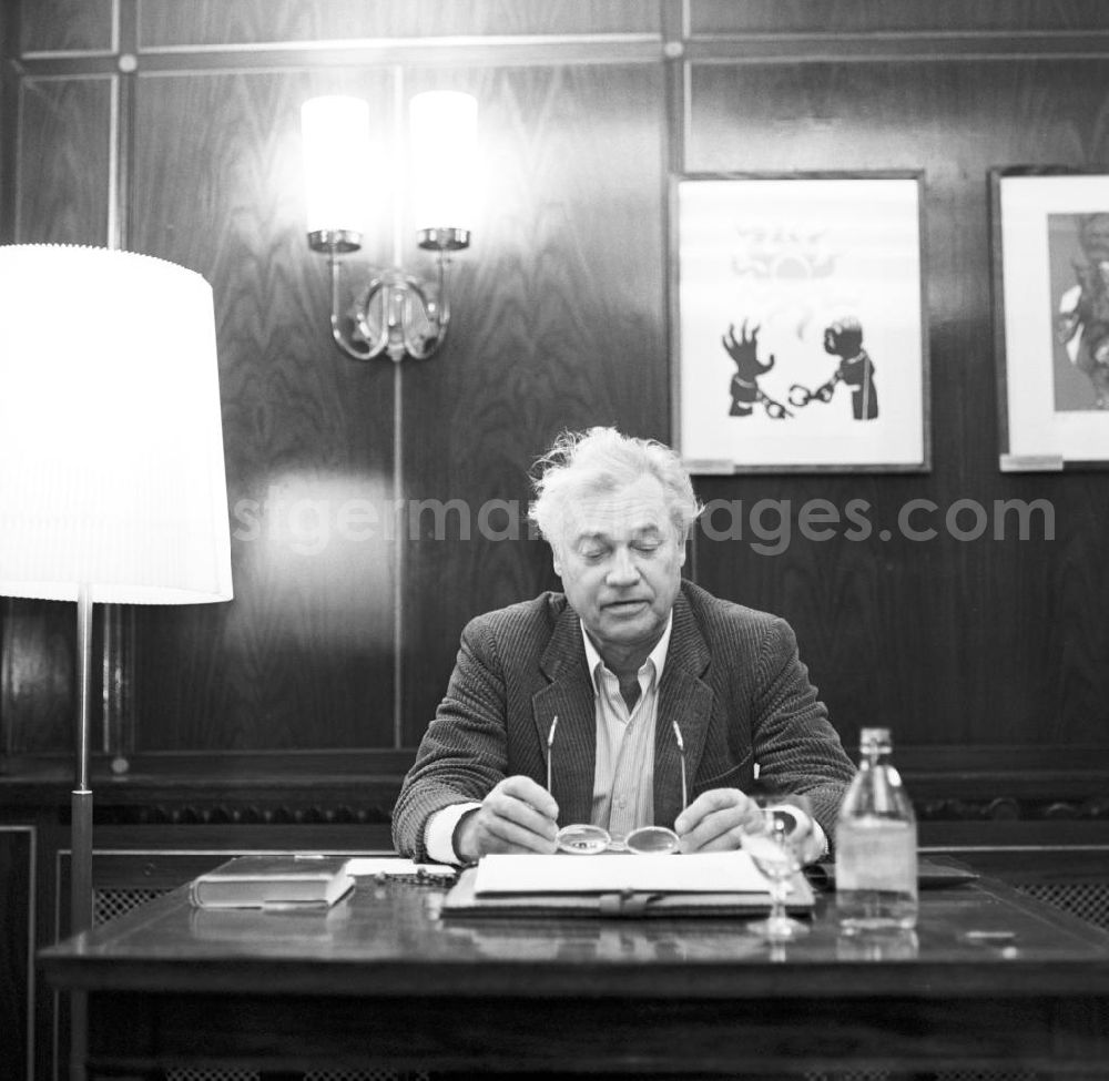 GDR photo archive: Berlin - Der österreichische Schauspieler Walther Reyer bei einer Lesung in der Karl-Marx-Buchhandlung in Berlin.