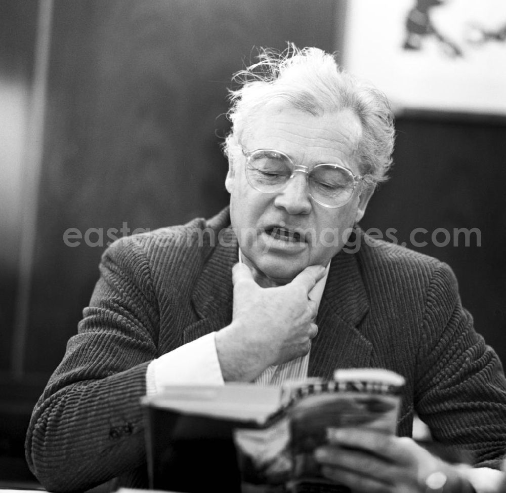 GDR picture archive: Berlin - Der österreichische Schauspieler Walther Reyer bei einer Lesung in der Karl-Marx-Buchhandlung in Berlin.