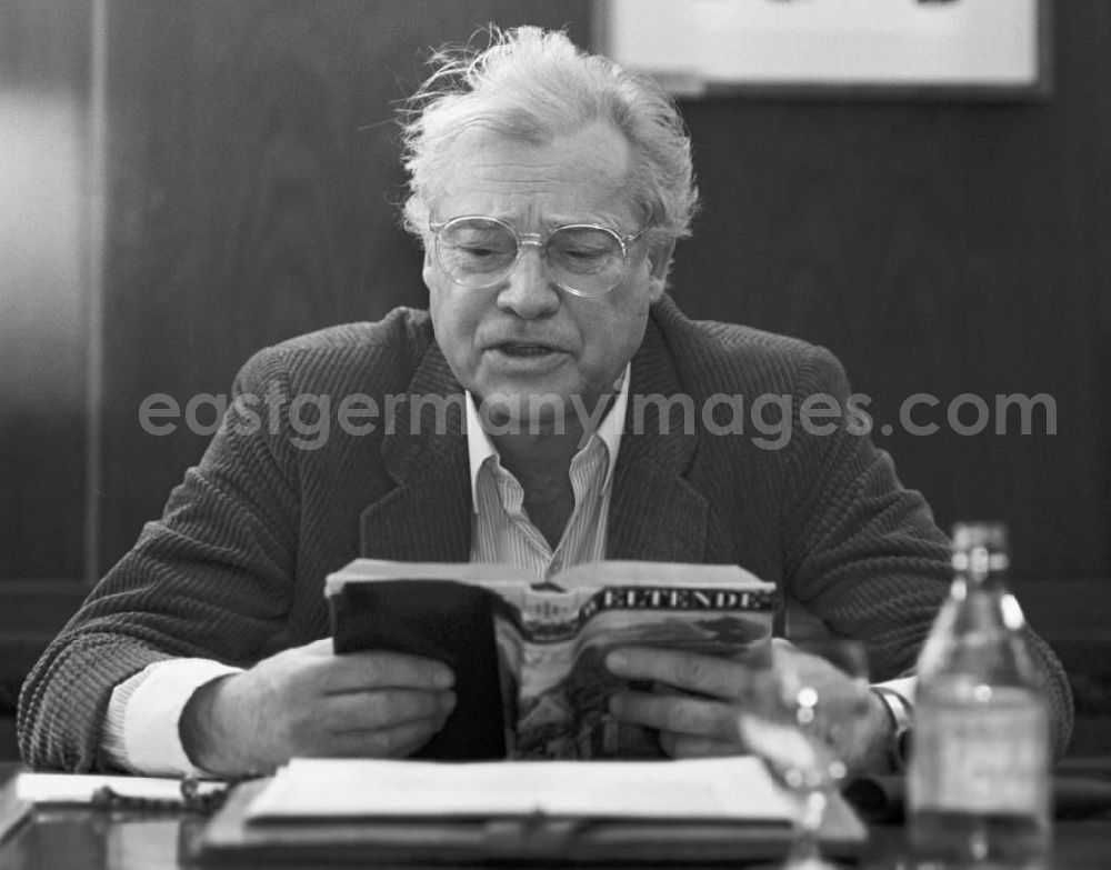 GDR image archive: Berlin - Der österreichische Schauspieler Walther Reyer bei einer Lesung in der Karl-Marx-Buchhandlung in Berlin.