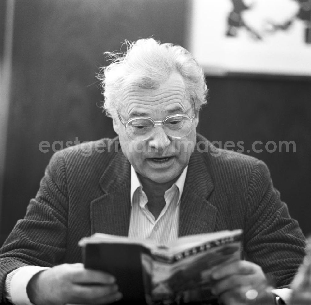 GDR photo archive: Berlin - Der österreichische Schauspieler Walther Reyer bei einer Lesung in der Karl-Marx-Buchhandlung in Berlin.