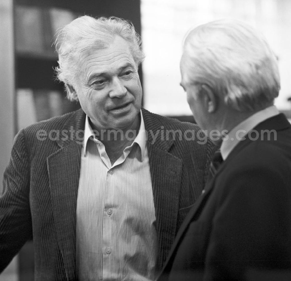 GDR photo archive: Berlin - Der österreichische Schauspieler Walther Reyer in der Karl-Marx-Buchhandlung in Berlin.