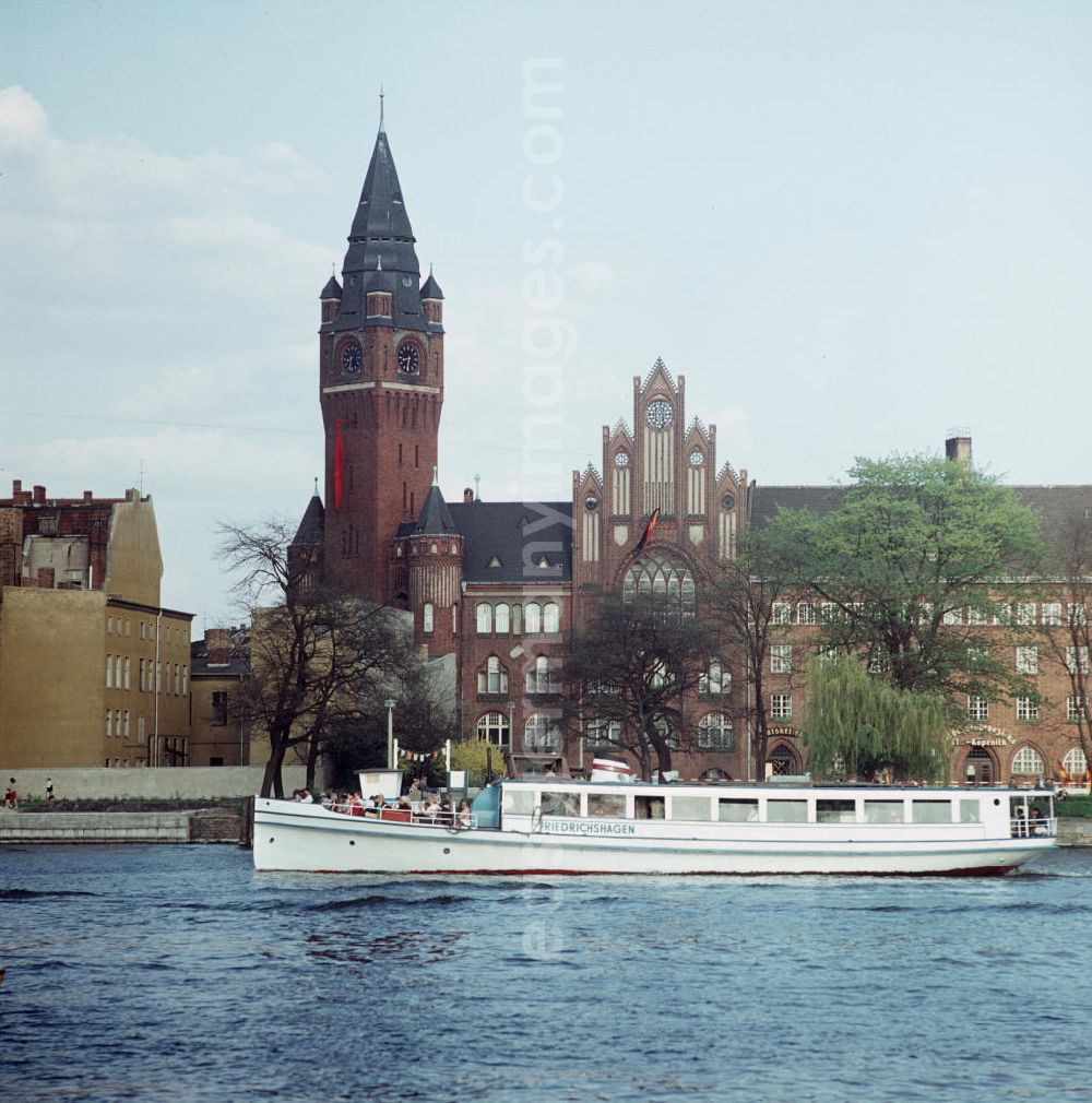 GDR picture archive: Berlin - Das Fahrgastschiff Friedrichshagen der Personenschifffahrtsgesellschaft Weiße Flotte fährt auf der Dahme am Rathaus Köpenick in Berlin vorbei.