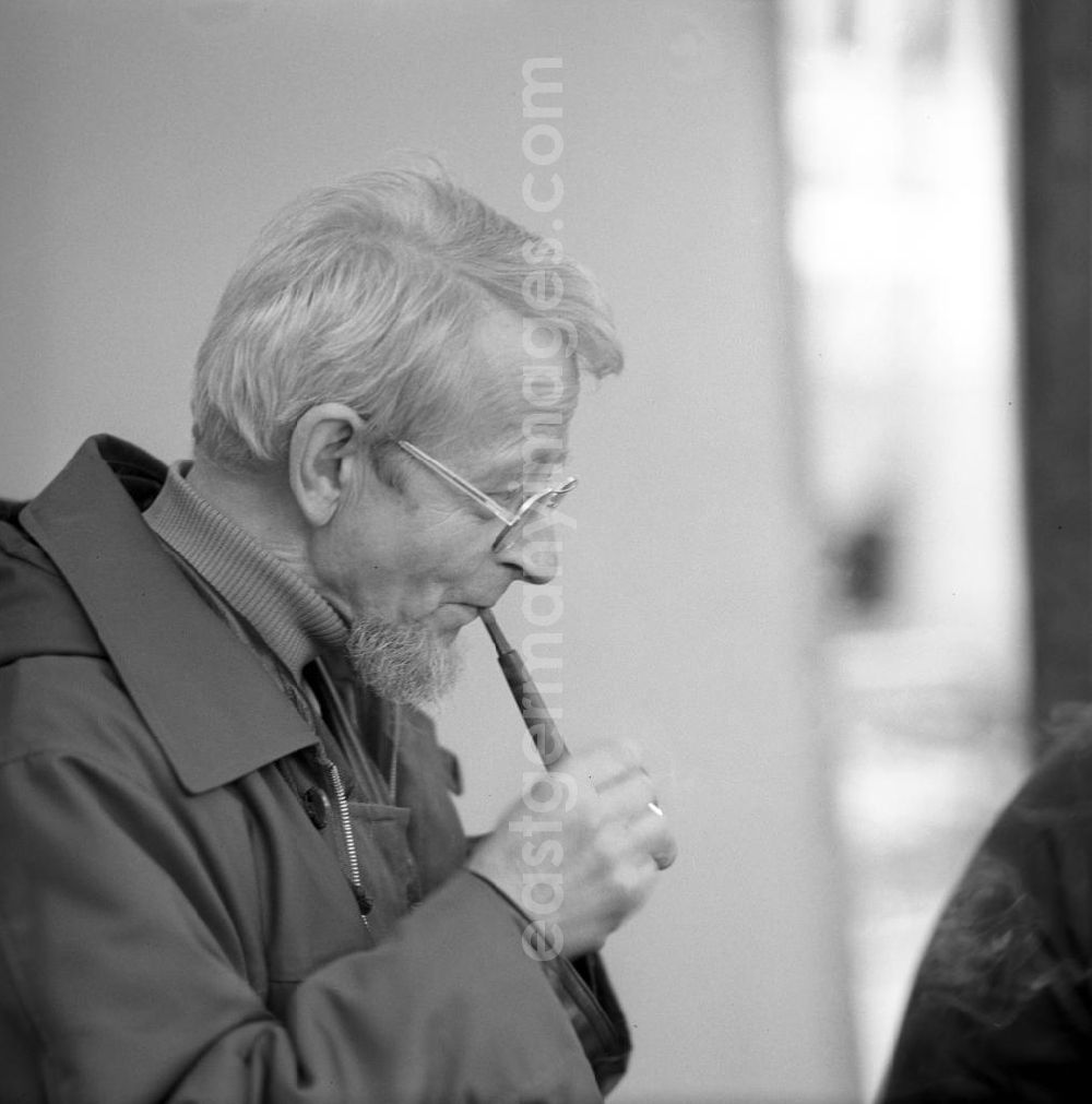 GDR image archive: Berlin - Der Schriftsteller Werner Lenz auf dem Schriftstellerbasar in Berlin.