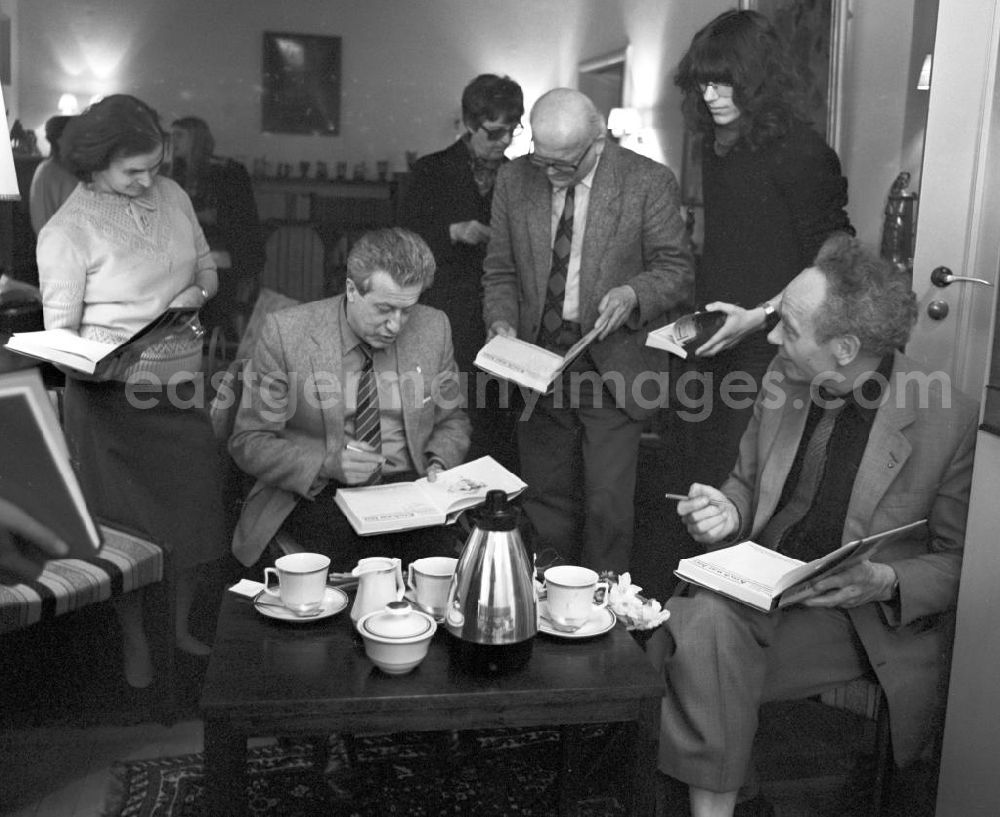 GDR photo archive: Berlin - Due Autoren Harald Wessel (r.) und Klaus Haupt signieren in der Buchhandlung Internationales Buch in Berlin ihr neu erschienenes Buch Kisch war hier.