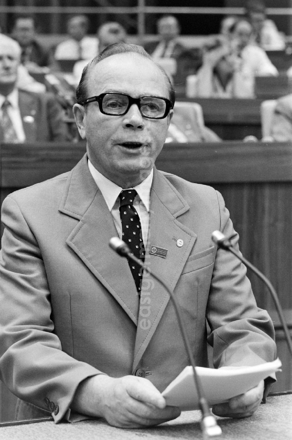 Berlin: Kurt Rauke, Chairman of the Magdeburg District Council, as speaker and visitor at the exhibition 7th Building Conference in the Palace of the Republic in the Mitte district of East Berlin in the territory of the former GDR, German Democratic Republic