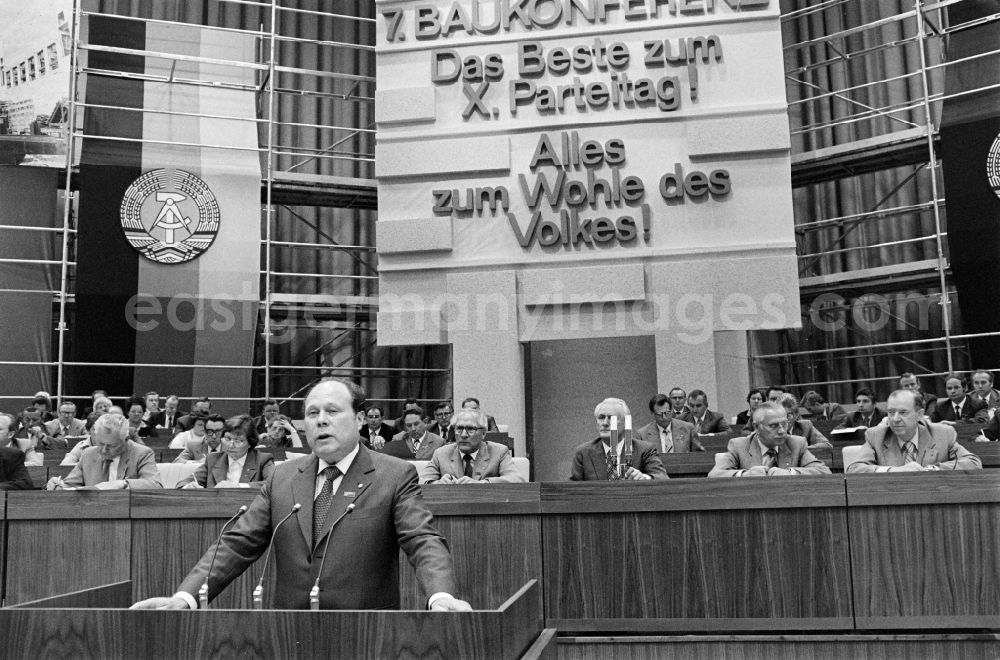 GDR photo archive: Berlin - Presidium with members of the party and state leadership at the delegate conference for the 7th Construction Conference in the Great Hall of the Palace of the Republic in the Mitte district of East Berlin in the territory of the former GDR, German Democratic Republic