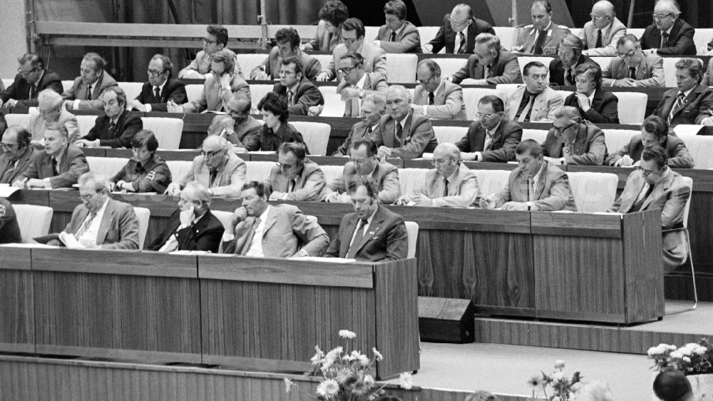 GDR picture archive: Berlin - Delegates conference for the 7th Construction Conference in the Great Hall of the Palace of the Republic in the Mitte district of East Berlin in the territory of the former GDR, German Democratic Republic