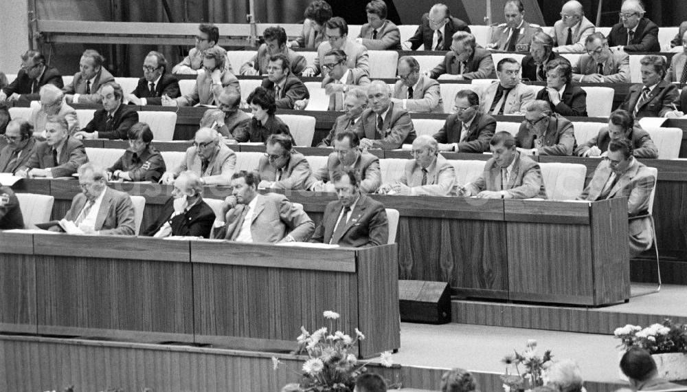 Berlin: Delegates during the meeting in the Great Hall of the Palace of the Republic on the occasion of the 7th Building Conference in the Mitte district of East Berlin in the territory of the former GDR, German Democratic Republic