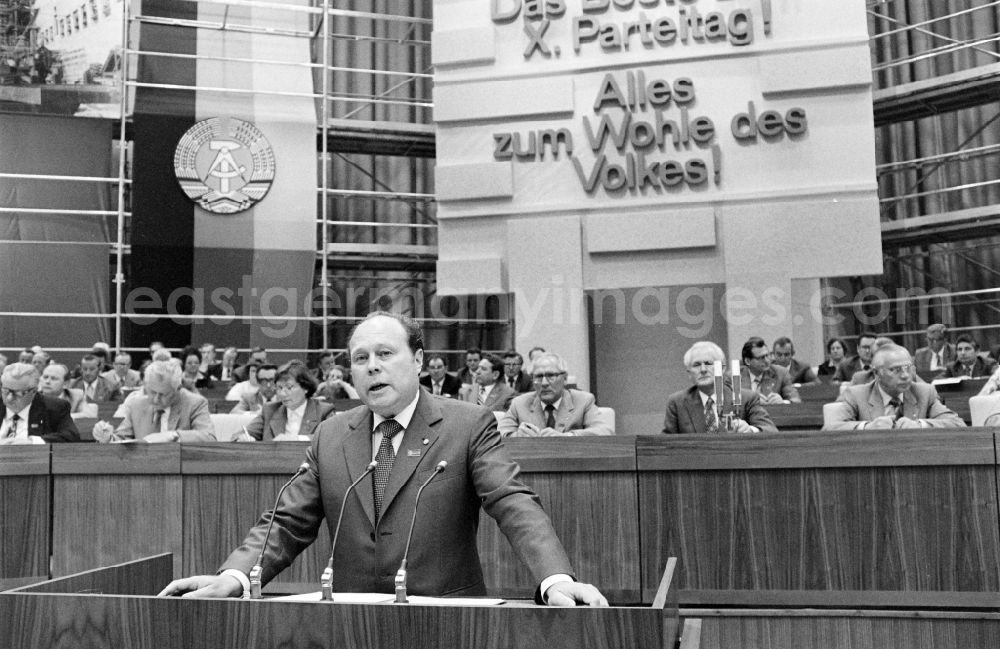 GDR image archive: Berlin - Presidium with members of the party and state leadership at the delegate conference for the 7th Construction Conference in the Great Hall of the Palace of the Republic in the Mitte district of East Berlin in the territory of the former GDR, German Democratic Republic