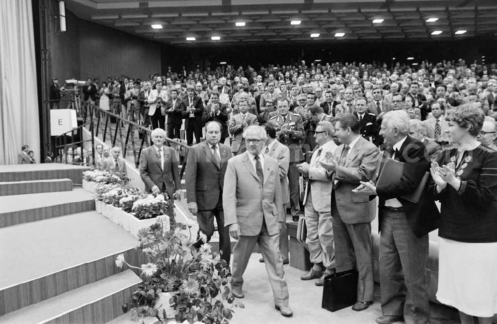 GDR picture archive: Berlin - Presidium with members of the party and state leadership at the delegate conference for the 7th Construction Conference in the Great Hall of the Palace of the Republic in the Mitte district of East Berlin in the territory of the former GDR, German Democratic Republic