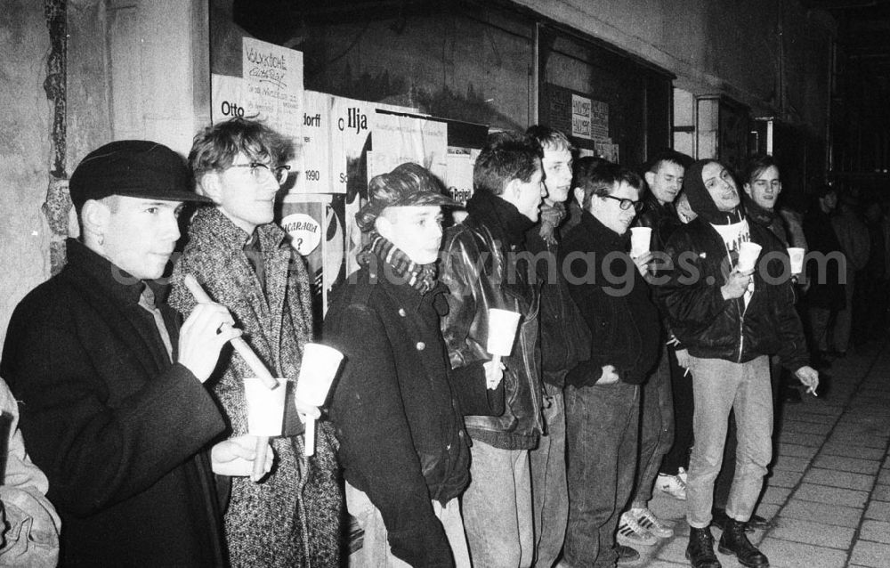 GDR picture archive: Berlin - Demo Mainzer Str Bln. 25.11.9