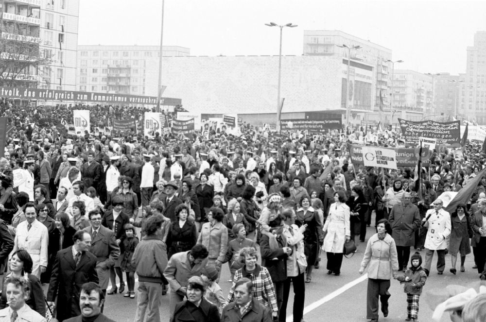 GDR picture archive: Berlin - Demonstration and street action zum 1. Mai on Karl-Marx-Allee in the district Mitte in Berlin, the former capital of the GDR, German Democratic Republic