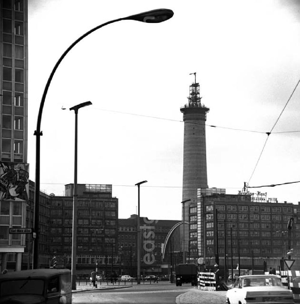 Berlin: Oktober 1966 Der Bau des Fernsehturms am Alexanderplatz.