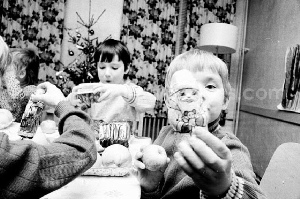 GDR picture archive: Berlin - 23.Dezember 1973 Die Kinder des Jugendheims Markarenkow bei der Weihnachtsfeier.