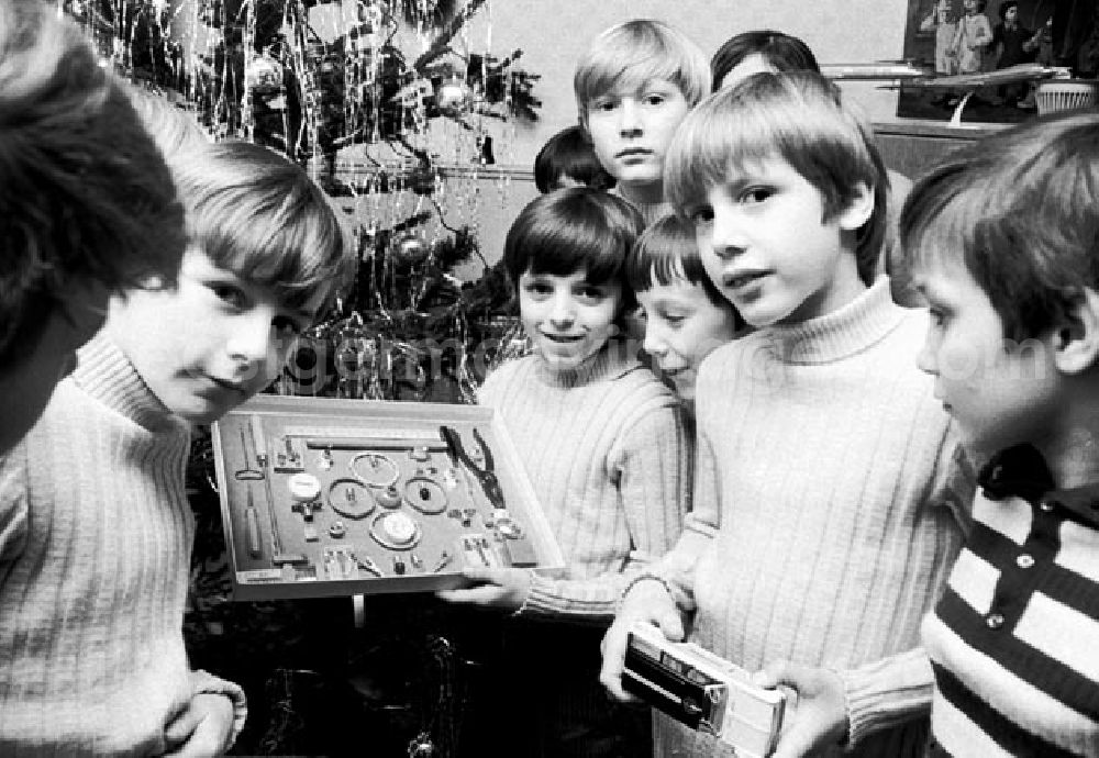 GDR image archive: Berlin - 23.Dezember 1973 Die Kinder des Jugendheims Markarenkow bei der Weihnachtsfeier.