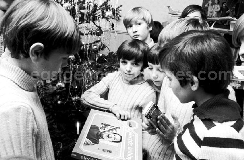 GDR picture archive: Berlin - 23.Dezember 1973 Die Kinder des Jugendheims Markarenkow bei der Weihnachtsfeier.