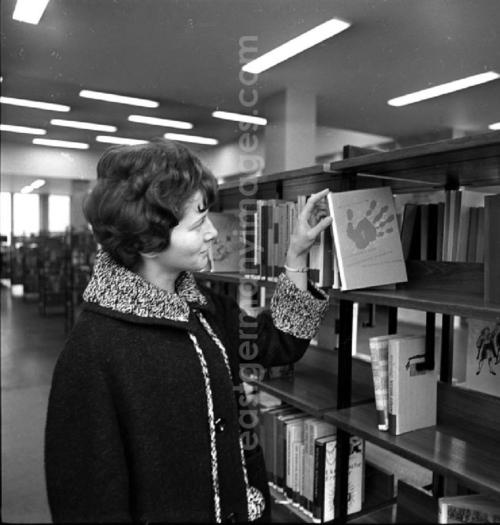 GDR image archive: Neubrandenburg - Dezember 1965 Kulturzentrum Neubrandenburg - Bibliothek