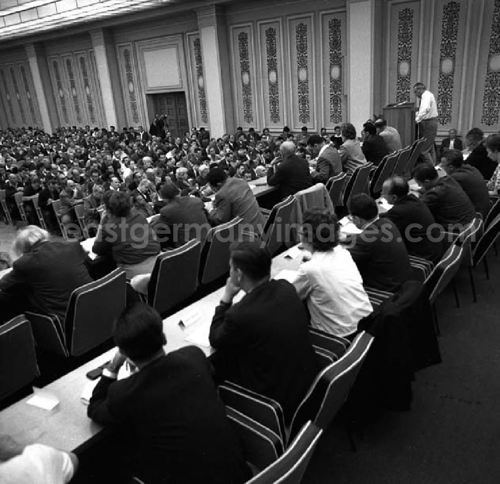 GDR picture archive: Berlin - Dezember 1966 Paul Verner spricht in der Parteihochschule (Jubiläum)