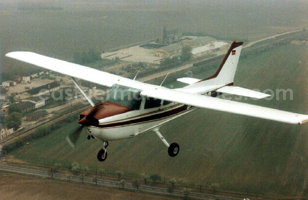 GDR picture archive: Magdeburg - Die Freiheit ist grenzenlos mit einer Cessna 172 über Magdeburg (Sachsen-Anhalt) 07.