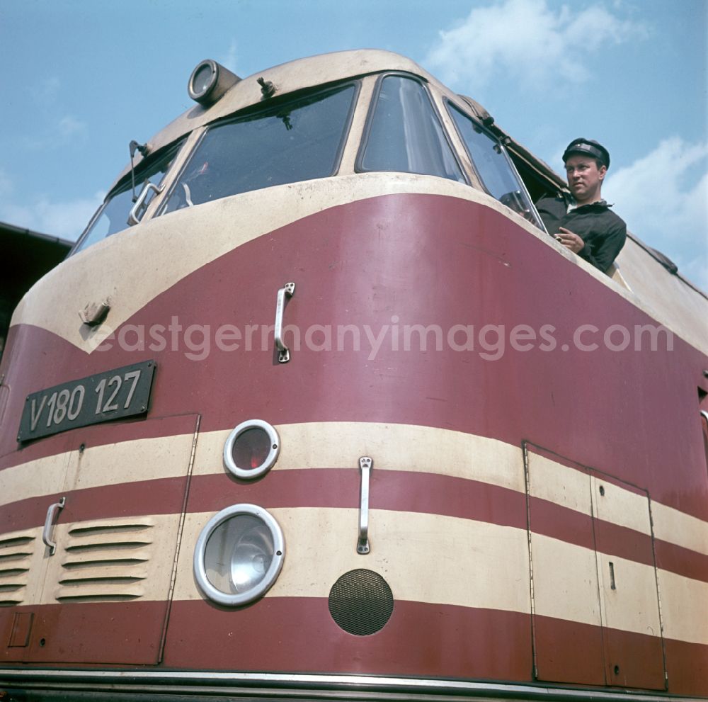 GDR picture archive: Berlin - Diesel locomotive of the V 18