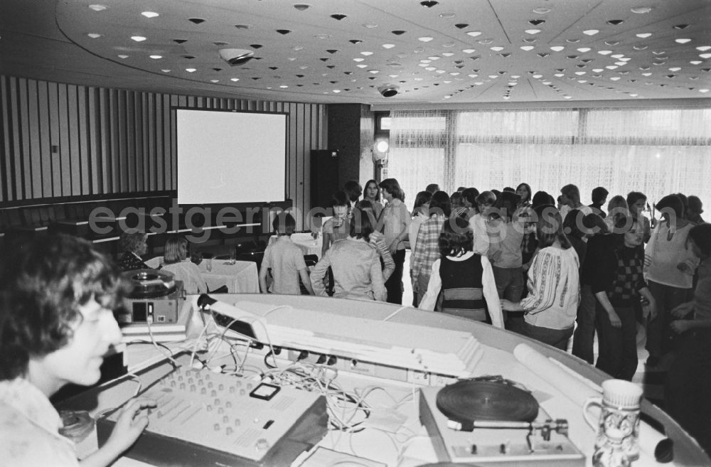 GDR image archive: Berlin - Disco in the dance hall of the restaurant in the youth club in the Palace of the Republic in Berlin East Berlin on the territory of the former GDR, German Democratic Republic