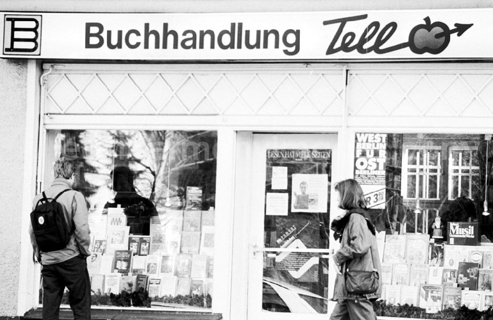 GDR image archive: Berlin-Mitte - DKP-Buchhandlung Tell in der Westberliner Tielstr. 21.12.89