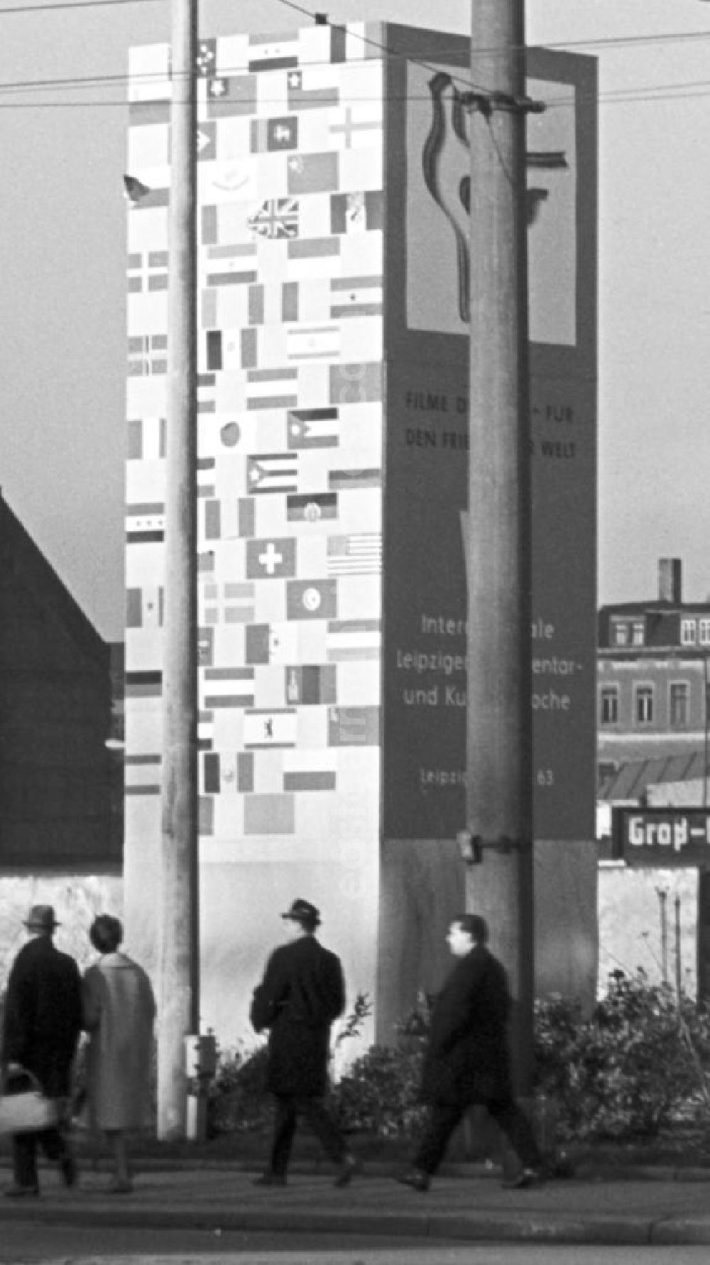 GDR photo archive: Leipzig - Zur 6. Internationalen Leipziger Dokumentar- und Kurzfilmwoche 1963 besuchen viele in- und ausländische Gäste die Messestadt. Erstmals nahmen an dem Dokumentarfilmfestival auch große internationale Organisationen teil. Dazu gehörten der Weltgewerkschaftsbund, die Internationale Frauenföderation und der Weltfriedensrat, der einen Sonderpreis verlieh.